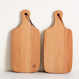 Wooden chopping board with handle